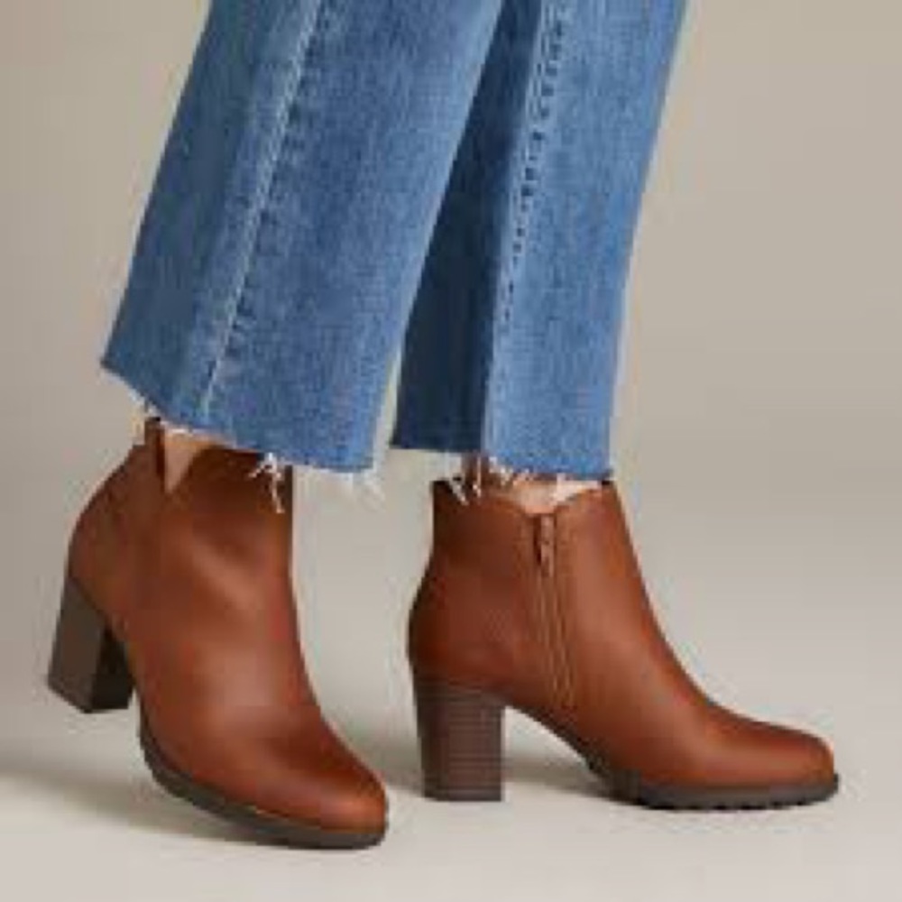 NWT Clarks “Verona Trish” ankle boots - dark tan
